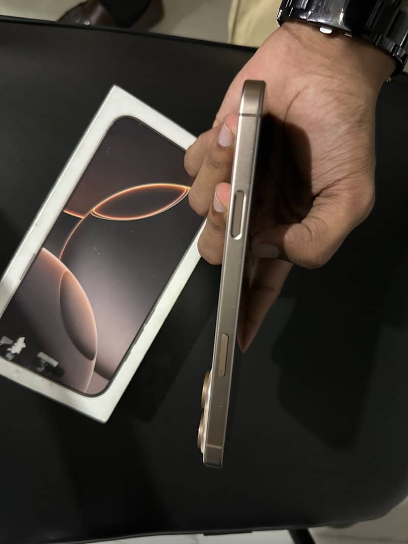 Apple iPhone 16 Pro Max 2