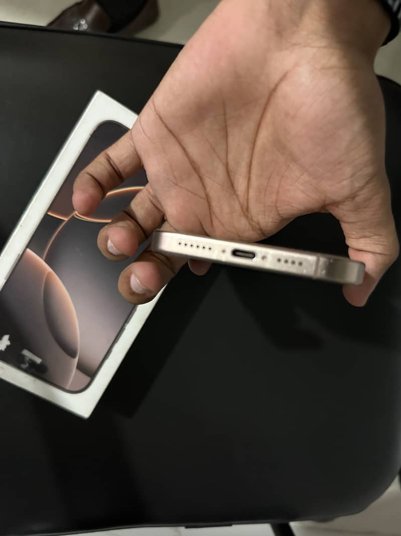 Apple iPhone 16 Pro Max 4