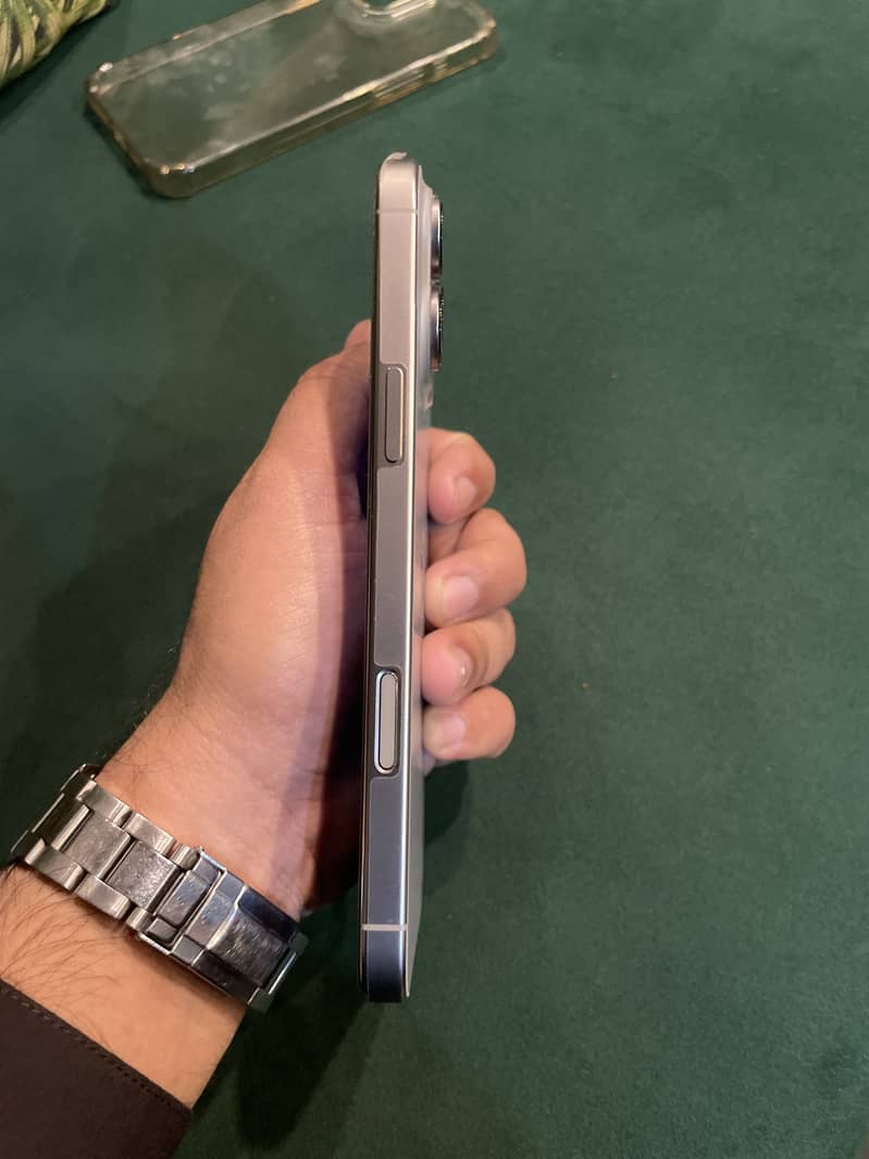Apple iPhone 16 Pro Max 1