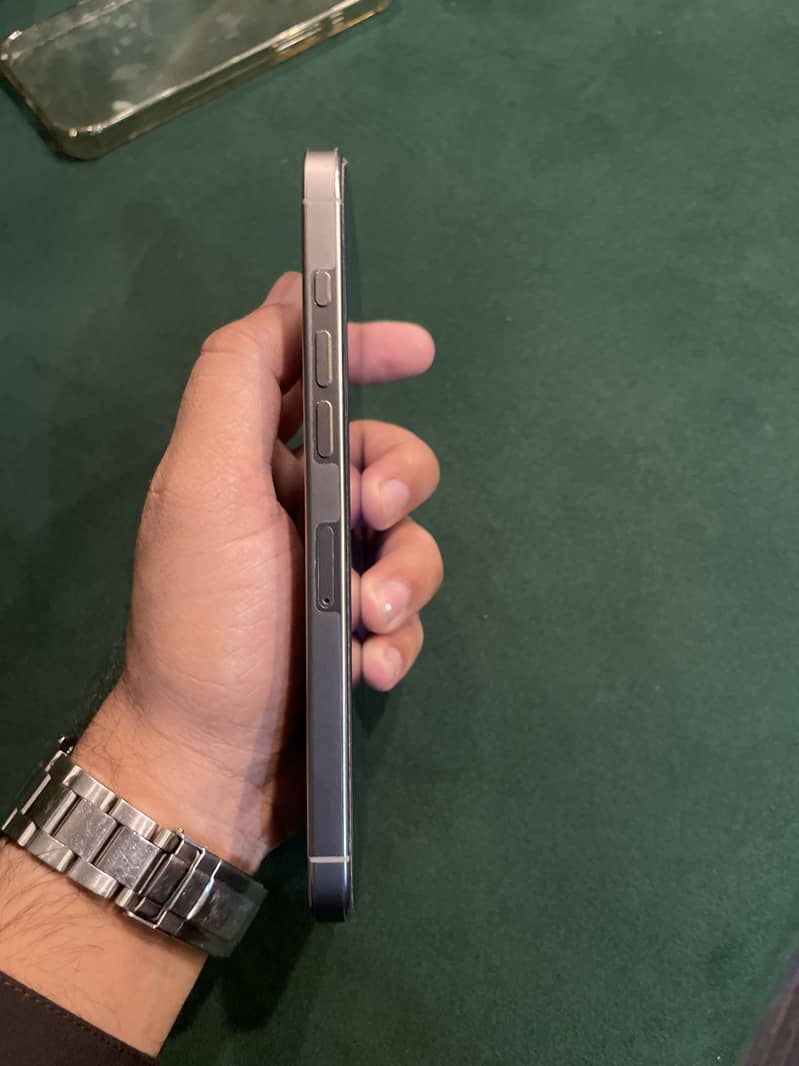 Apple iPhone 16 Pro Max 2