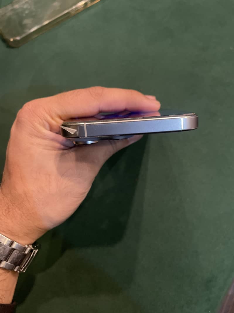 Apple iPhone 16 Pro Max 4