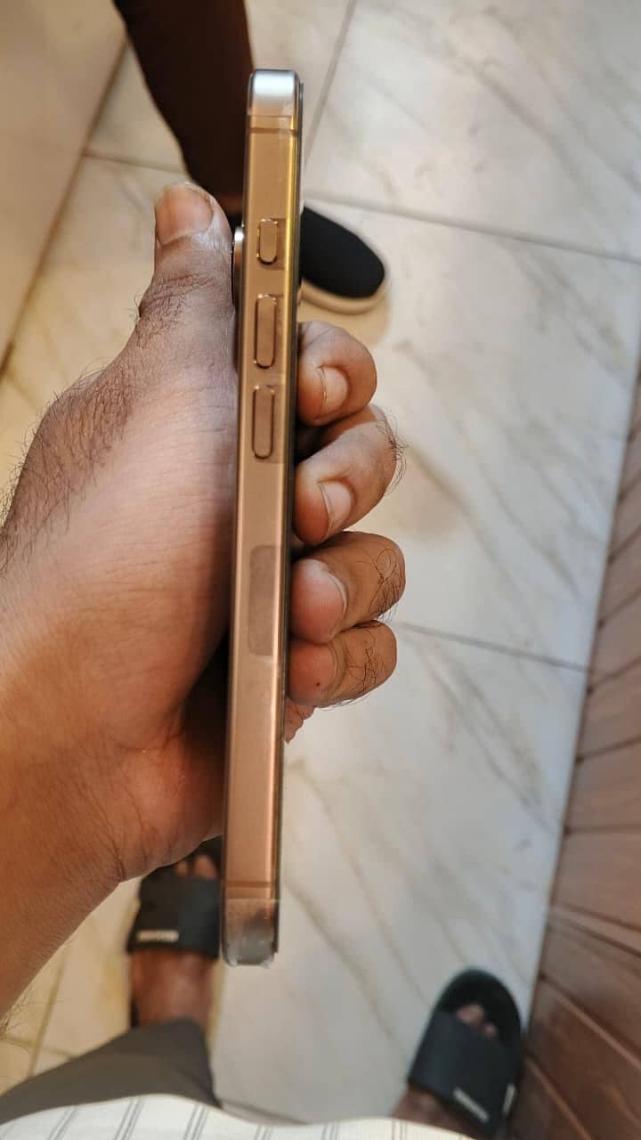 Apple iPhone 16 Pro 1