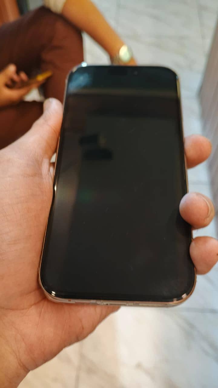 Apple iPhone 16 Pro 2