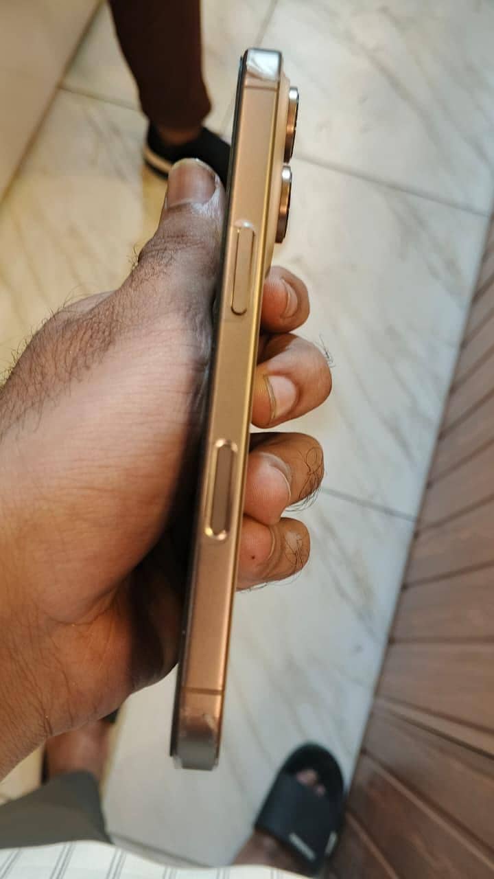 Apple iPhone 16 Pro 3