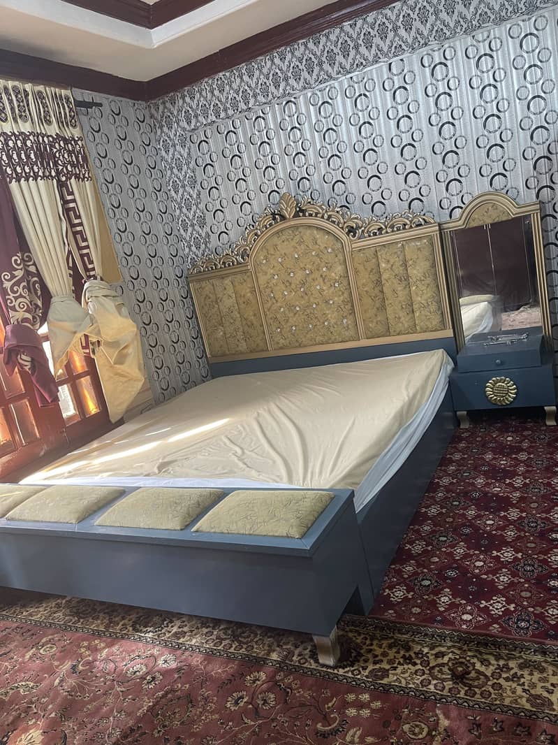 King bed 1 side table 1