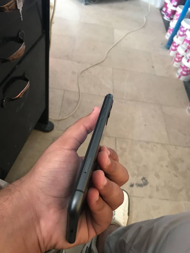 Apple iPhone 11 3
