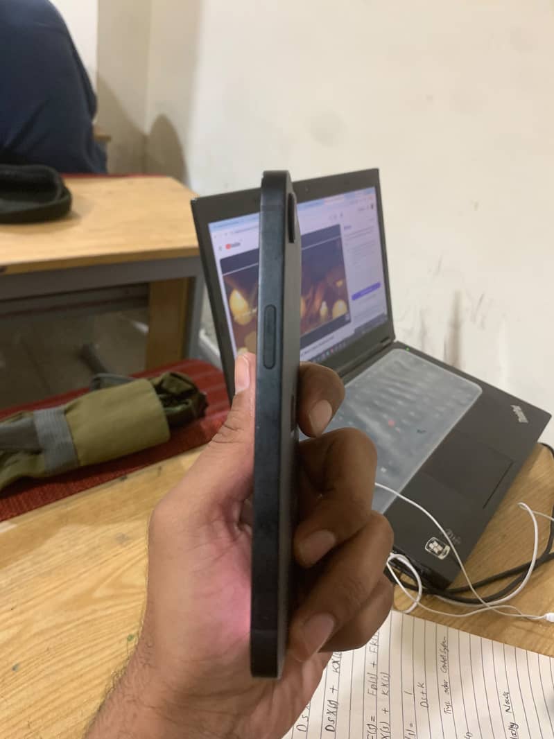 Apple iPhone 16e 0