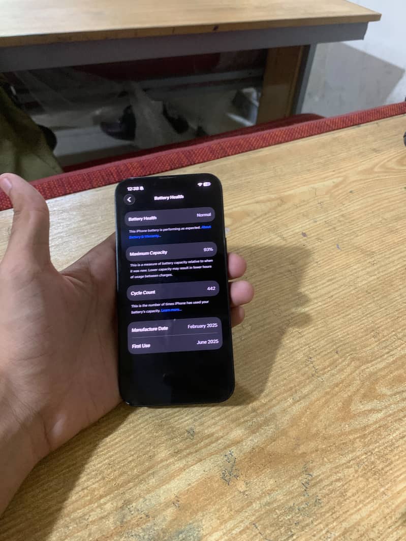 Apple iPhone 16e 1
