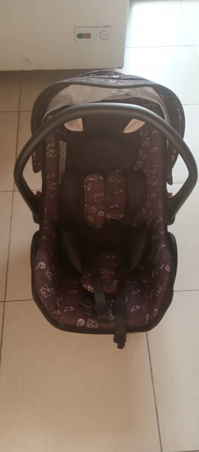 Baby carrycot / car seat ( 2 in 1 )- Almost new - Urgent sale
