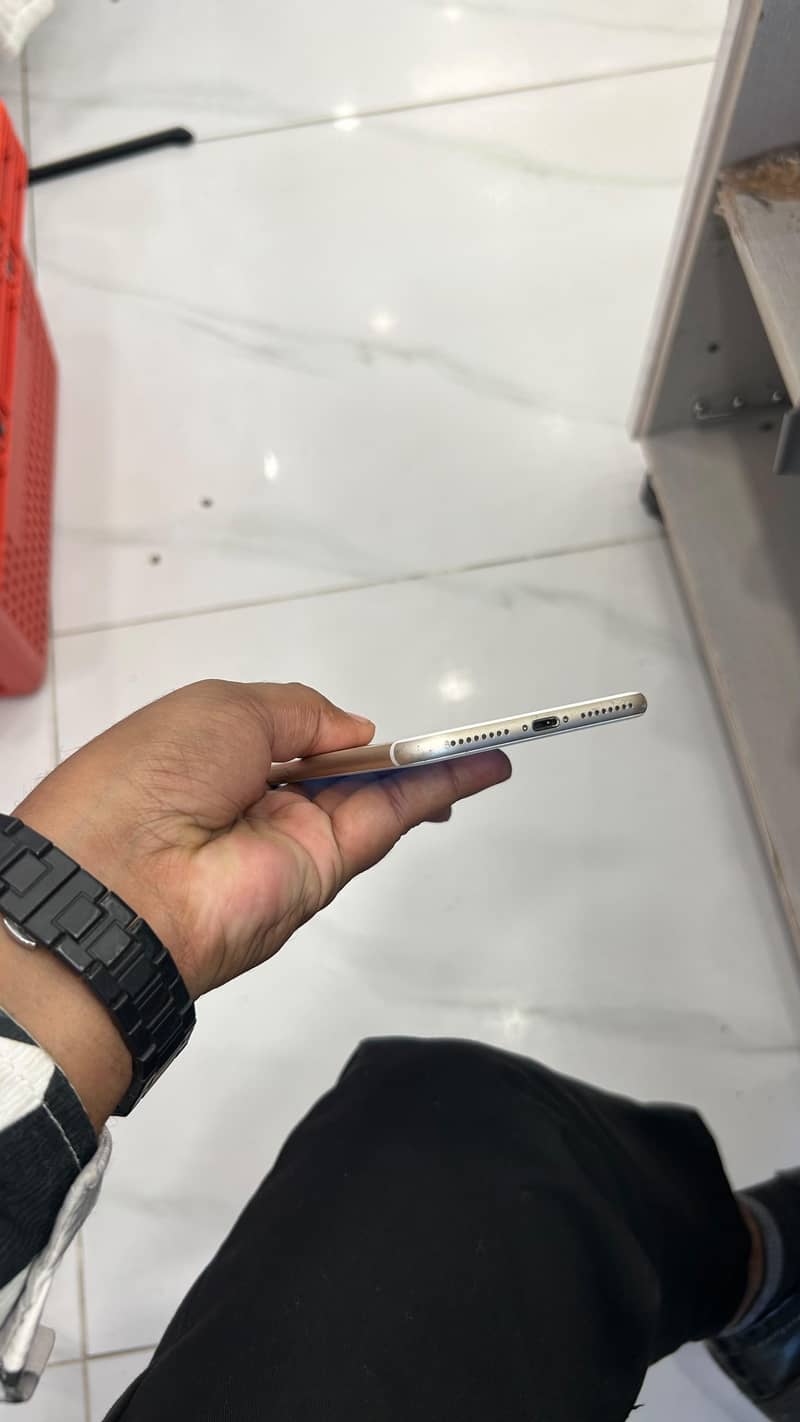 Apple iPhone 7 Plus 4