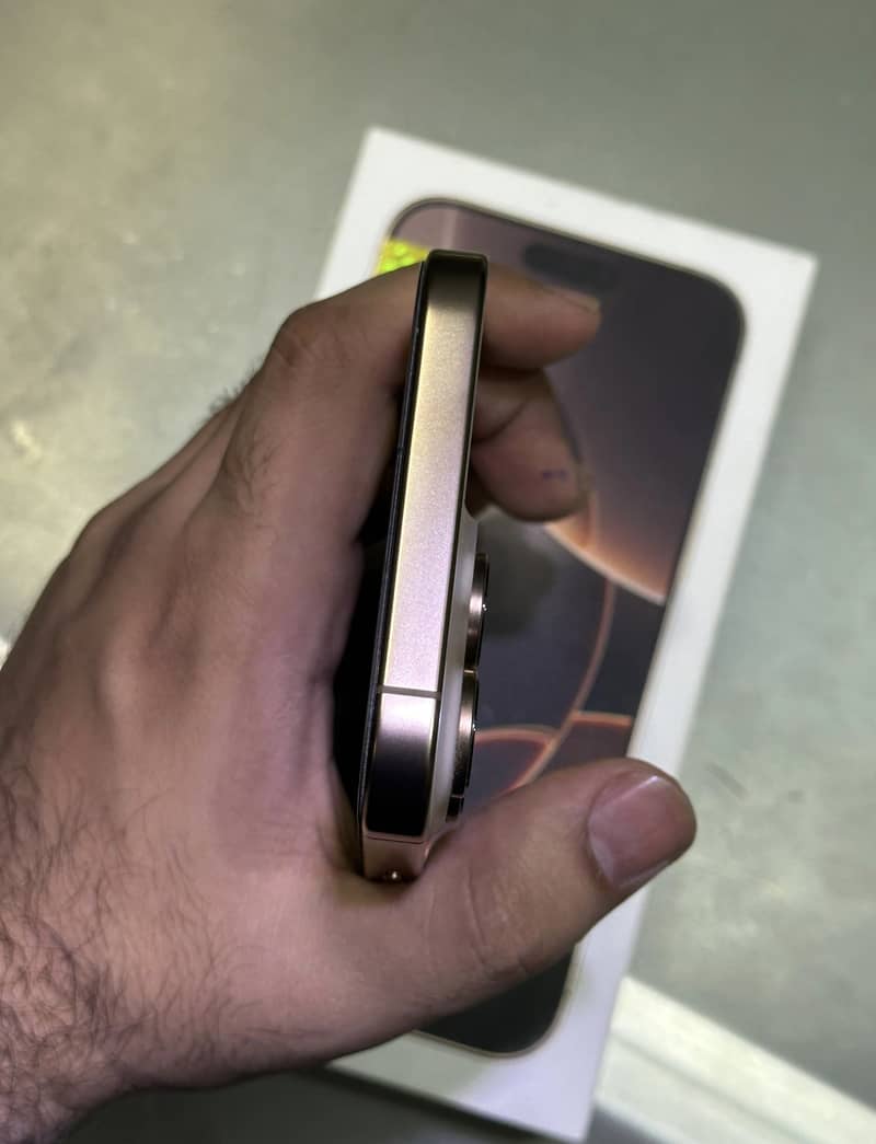Apple iPhone 16 Pro Max 2