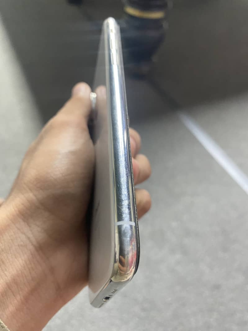 Apple iPhone Xs 1