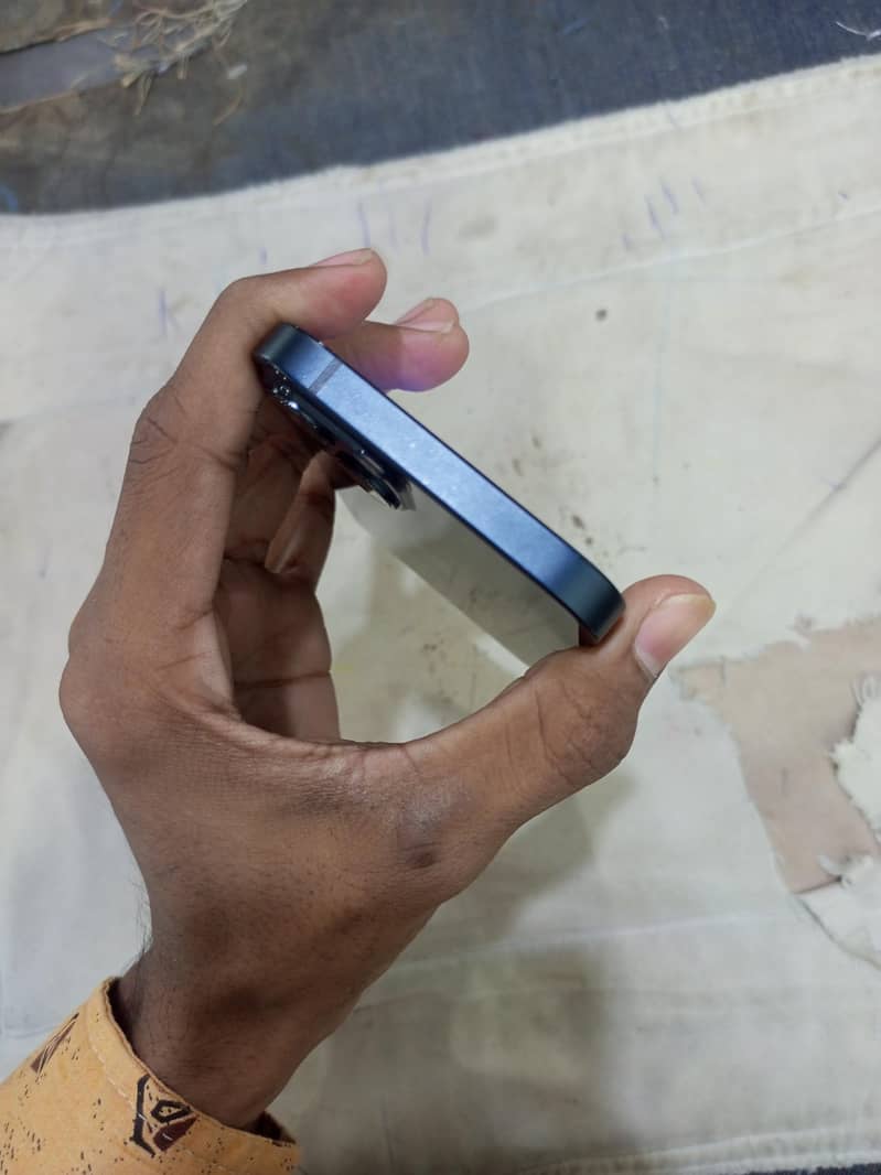 Apple iPhone 13 2