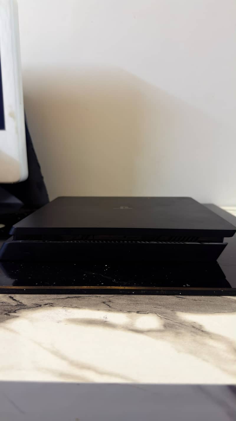 Playstation 4 slim 1