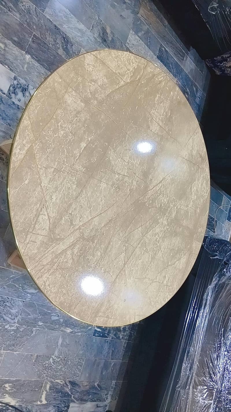 Stylish round table design 0