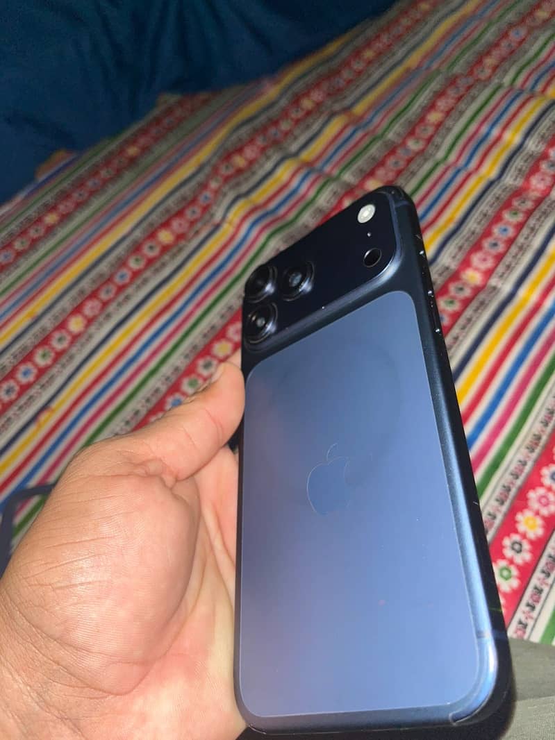 Apple iPhone 17 Pro Max 4