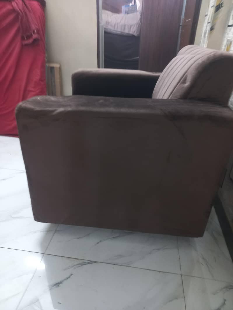 4 seater with centre table 9