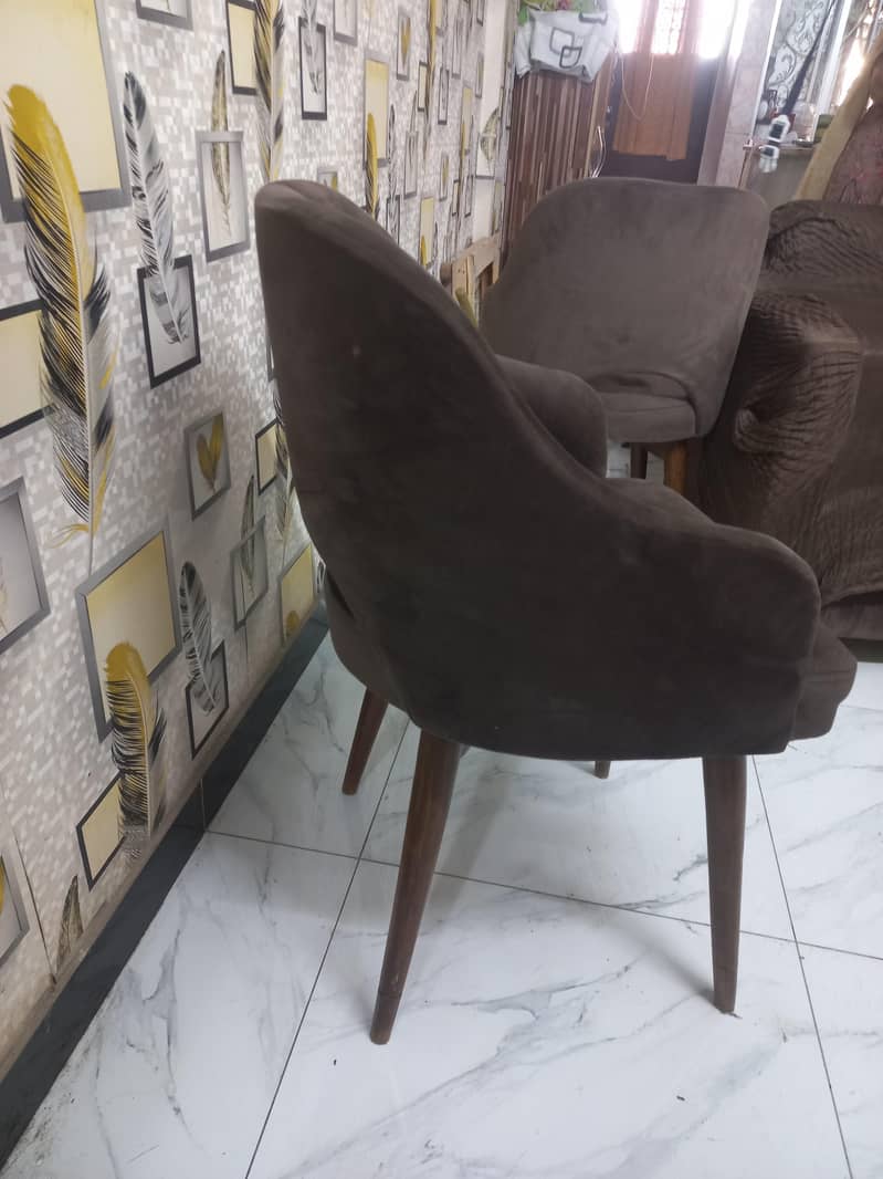 2 chairs with 1 table 1