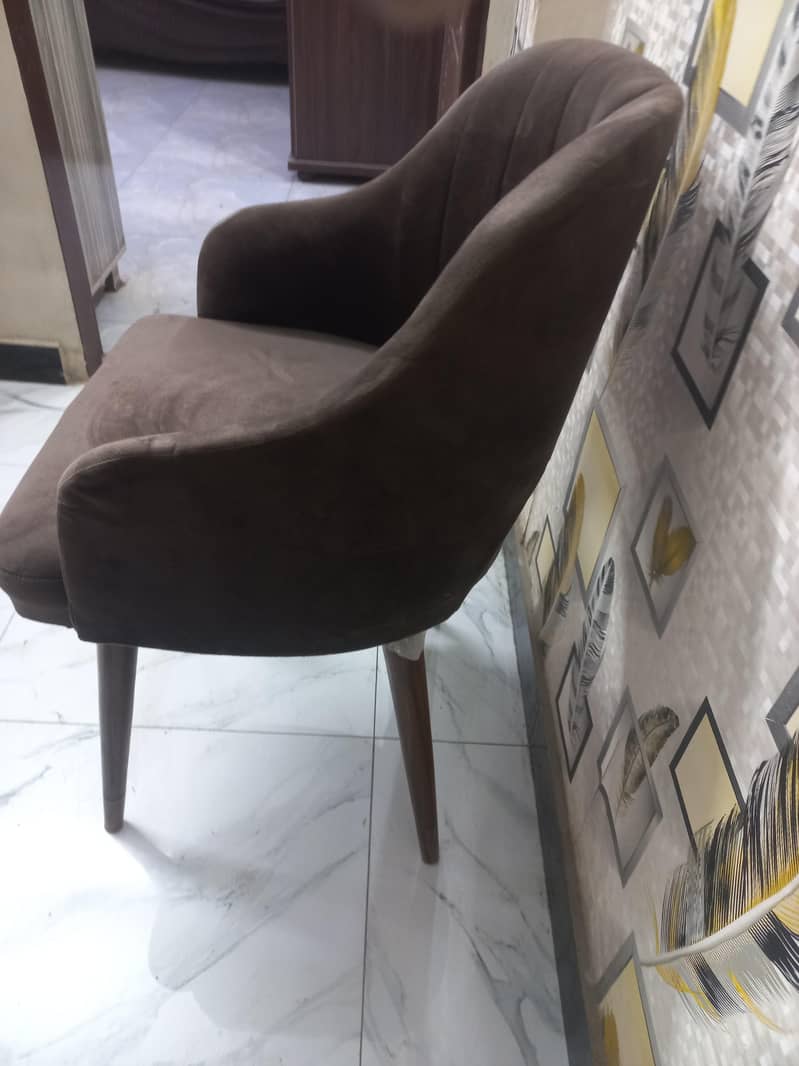 2 chairs with 1 table 2