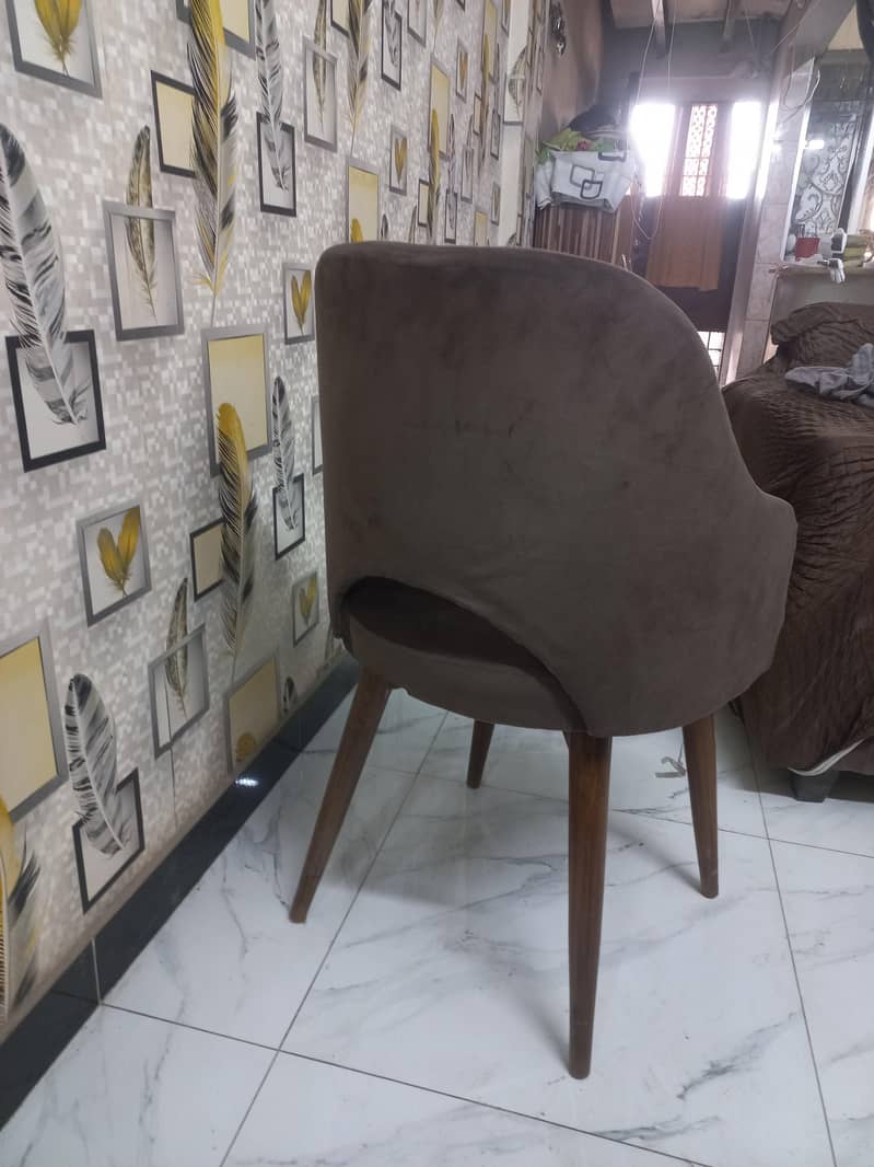2 chairs with 1 table 4