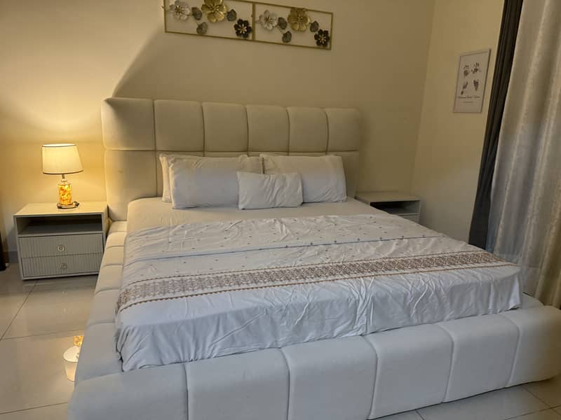 Off white bed set with 2 side tables and dressing table 0