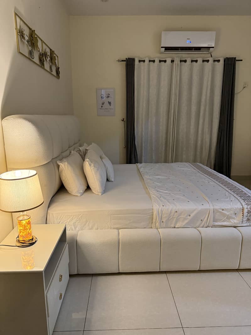 Off white bed set with 2 side tables and dressing table 2