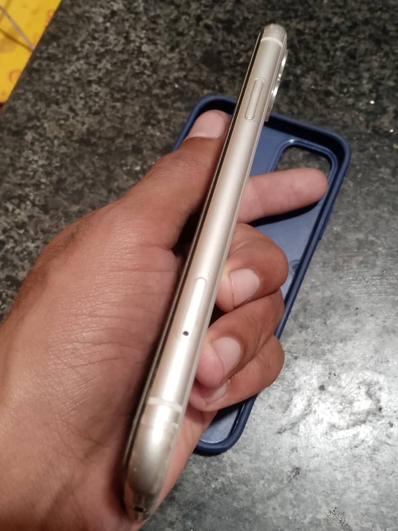 Apple iPhone 11 4
