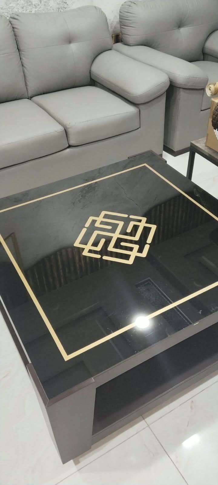 Table in New Condition – Stylish & Durable 1