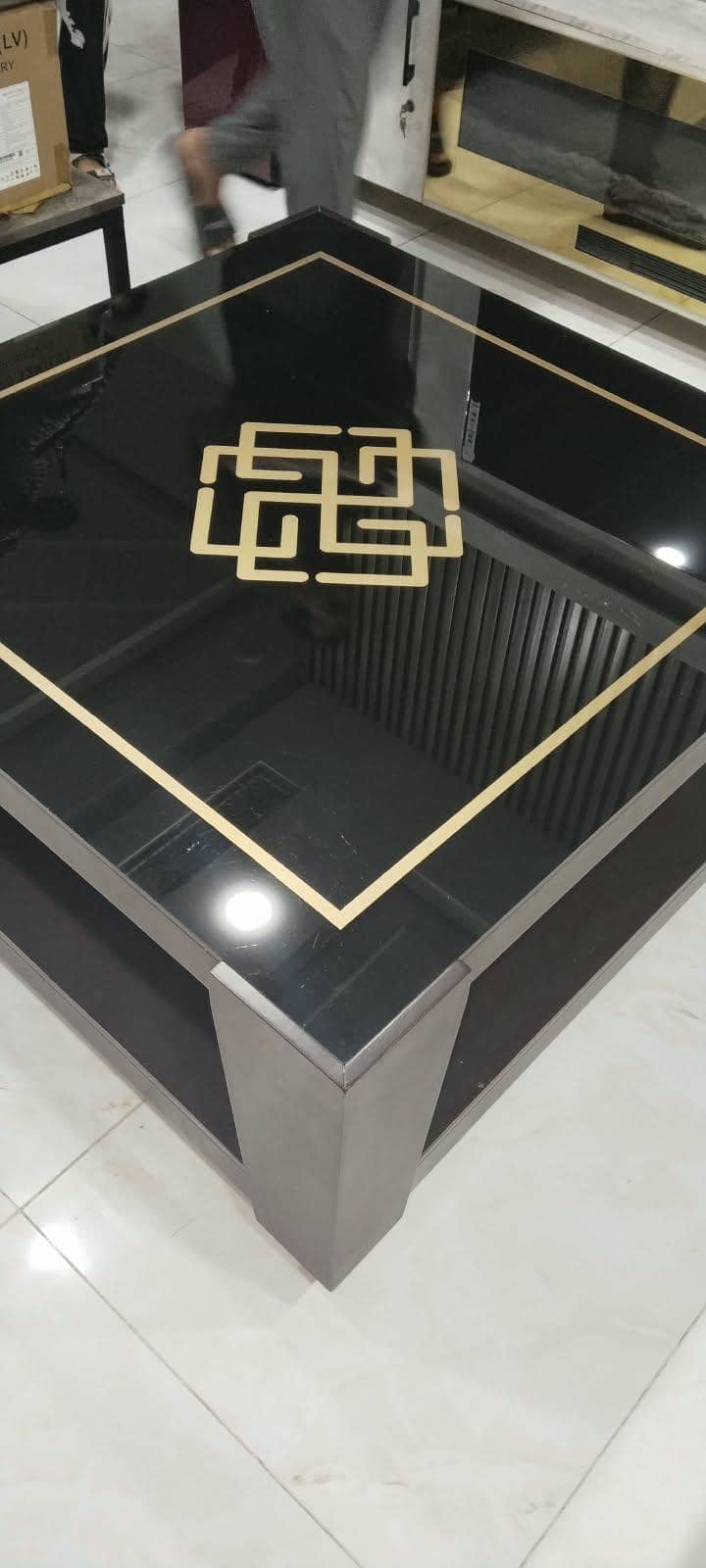 Table in New Condition – Stylish & Durable 3