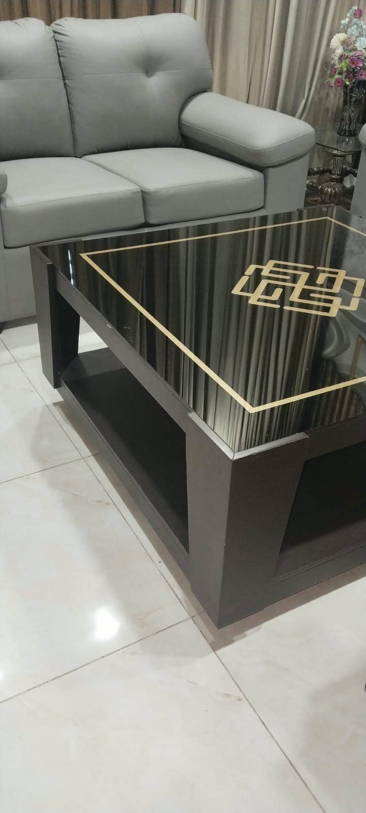 Table in New Condition – Stylish & Durable 5