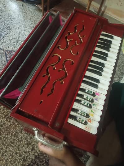 Harmonium Red blood  10 /10 condition  NS indian set