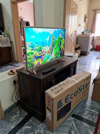 EcoStar 32 Inch LED TV with Original Box, Stand & Wall Mount Bracket