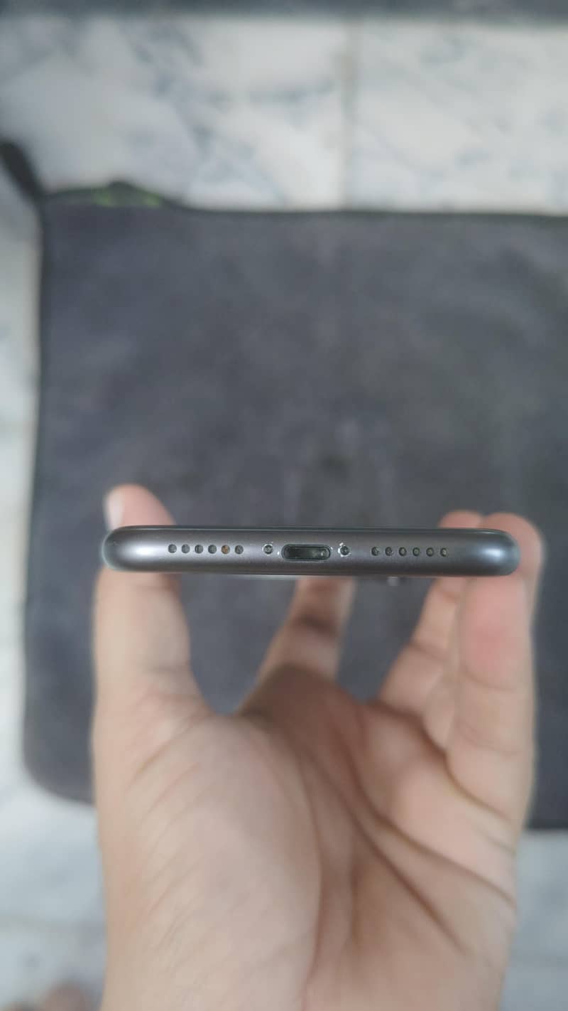 Apple iPhone 11 4
