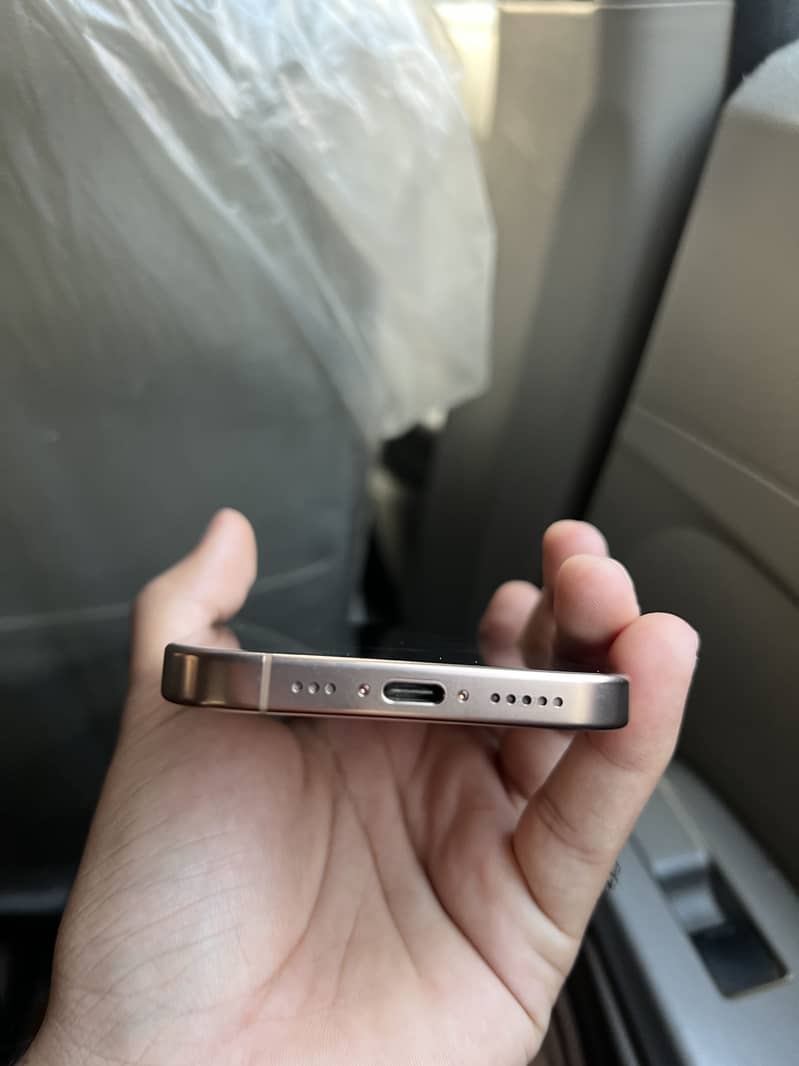 Apple iPhone 16 Pro 3