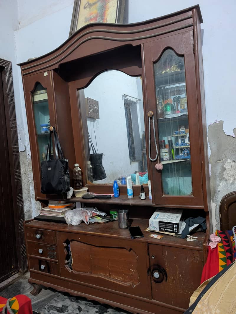 1 Showcase+ 1 Dressing Table 1