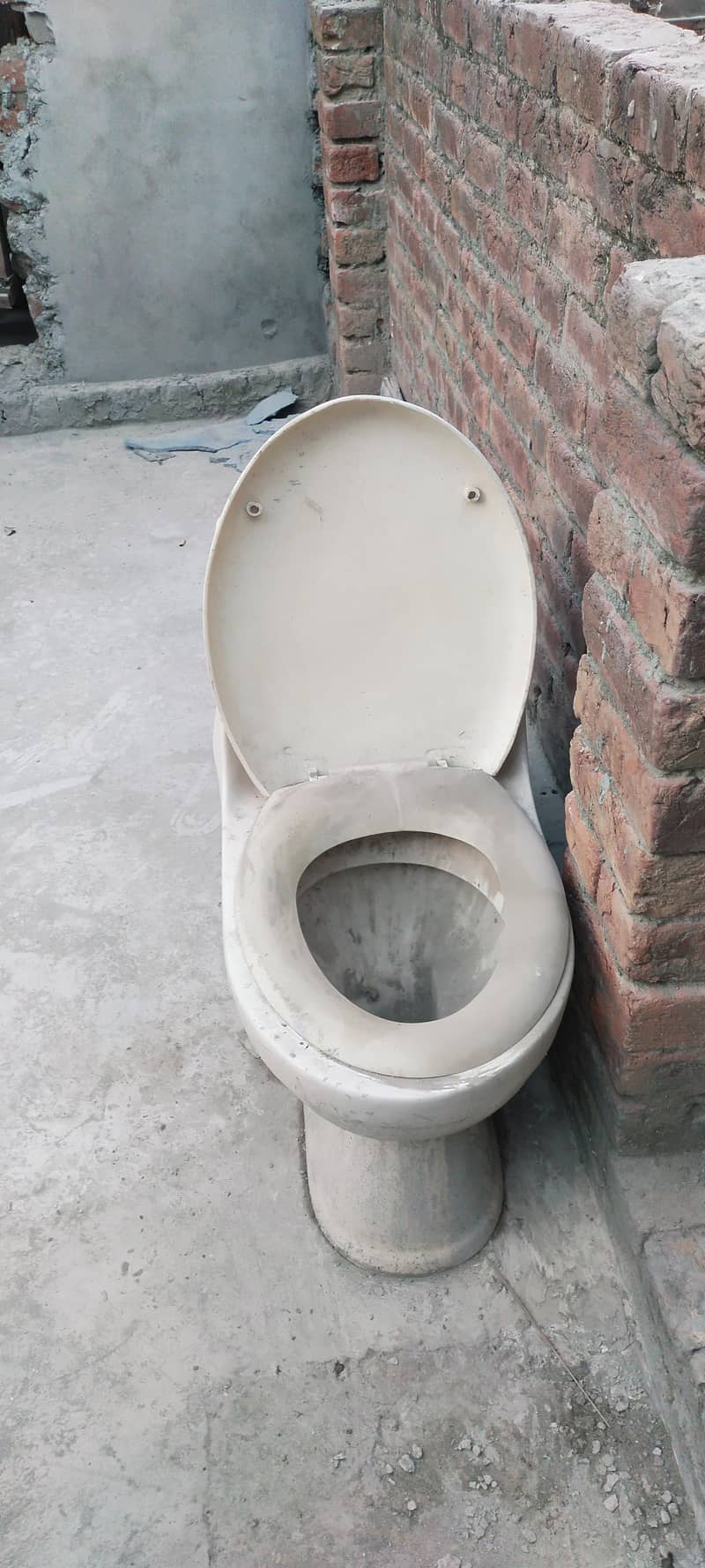 comode,wash basen ,tank 0