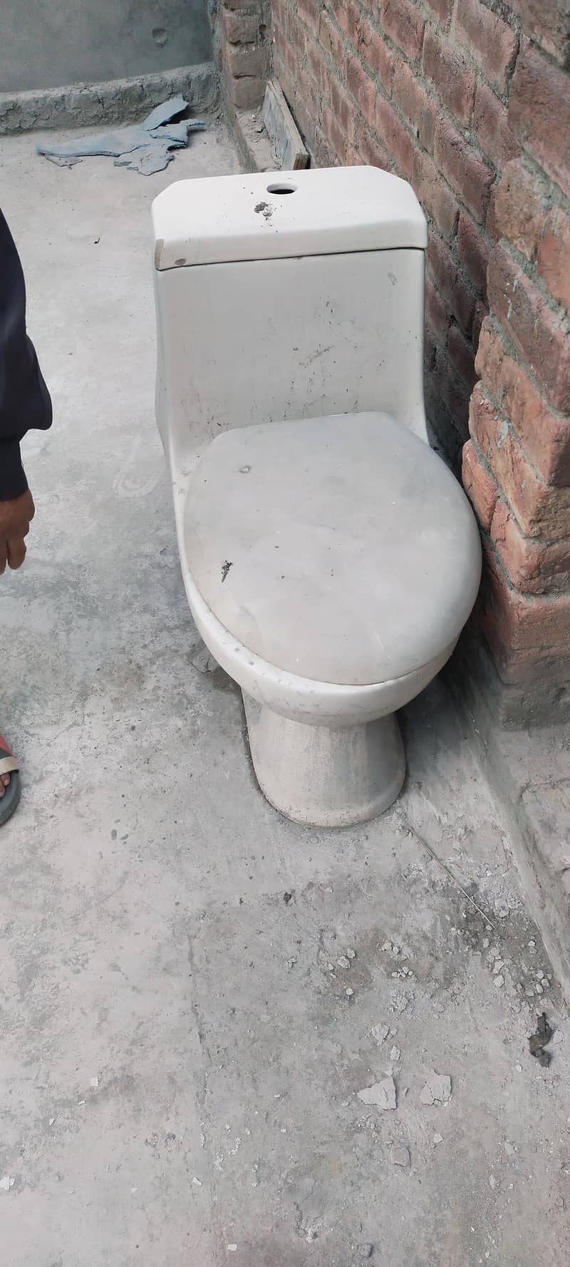 comode,wash basen ,tank 1