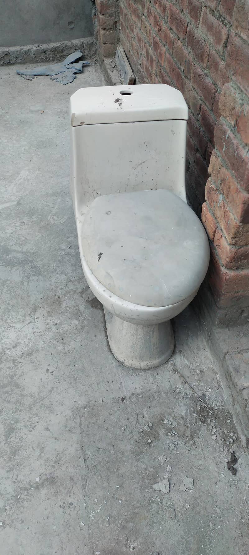 comode,wash basen ,tank 2