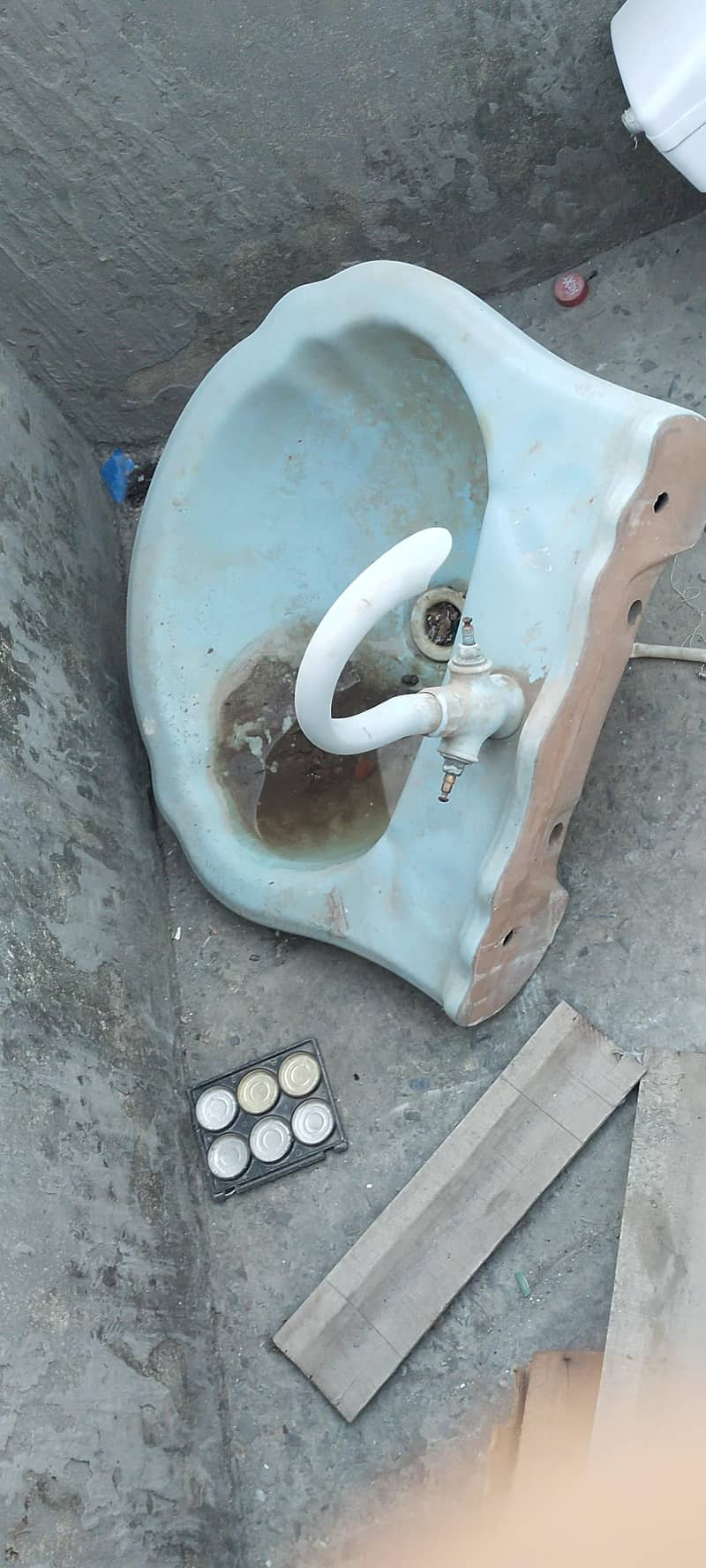 comode,wash basen ,tank 3