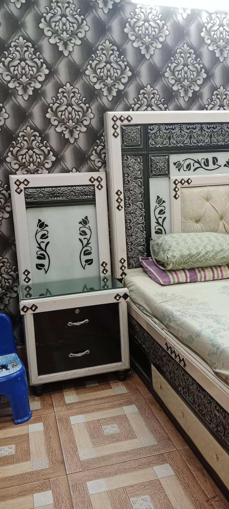 bed with side tables 0