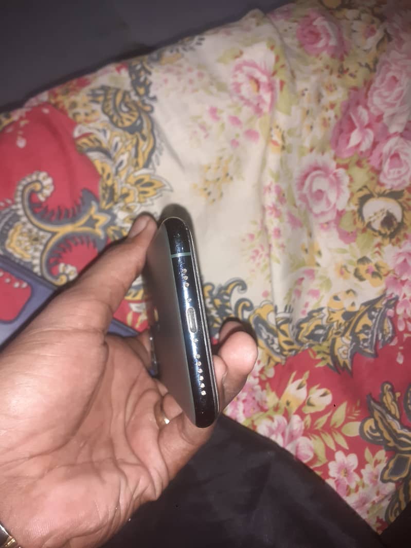Apple iPhone 11 Pro 4