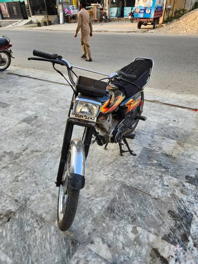 Black Honda 125 2021