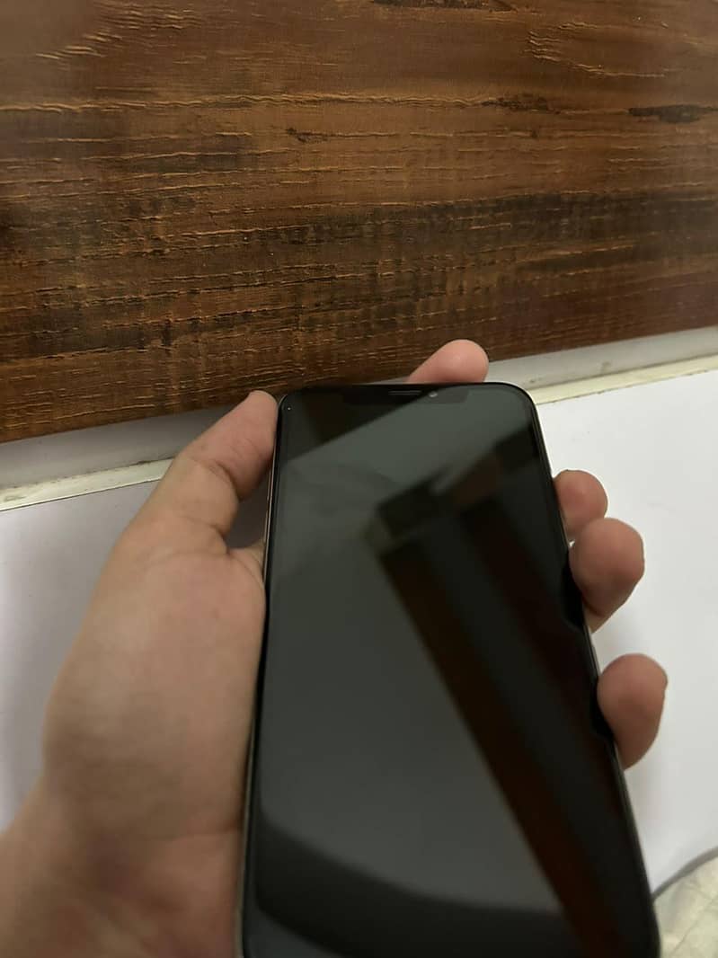 Apple iPhone X 4