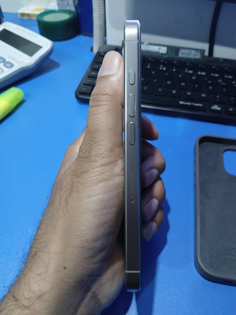 Apple iPhone 16 Pro 4