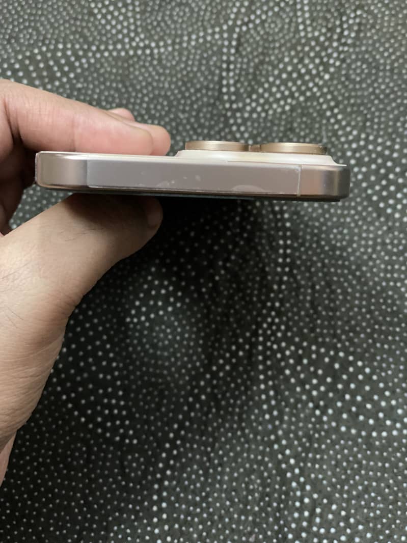 Apple iPhone 16 Pro Max - Desert Titanium 9