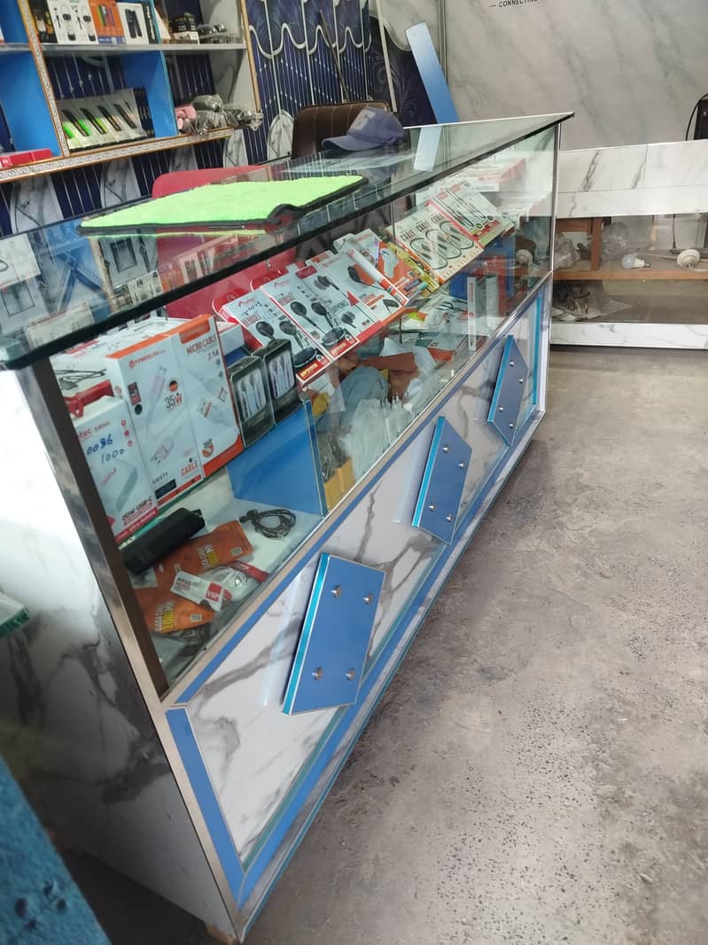 Showcase for mobile shop 3