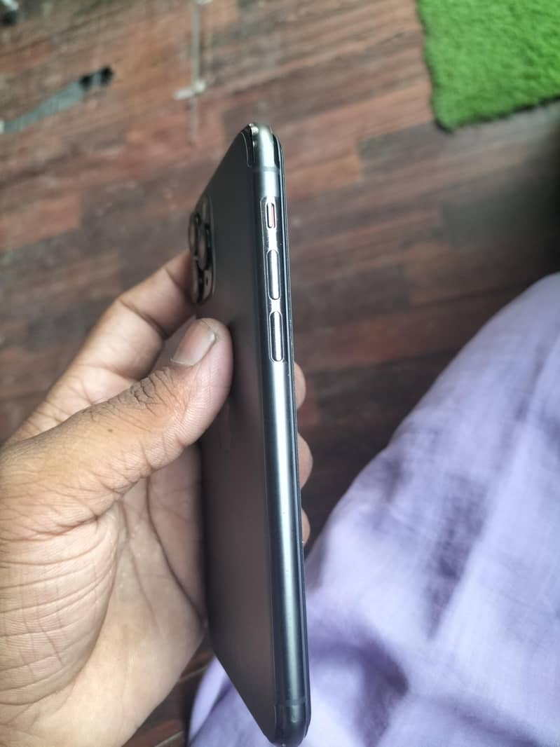 Apple iPhone 11 Pro 4