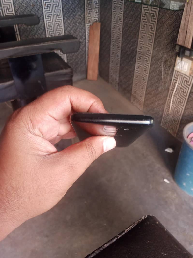 Samsung Mobile J6 4