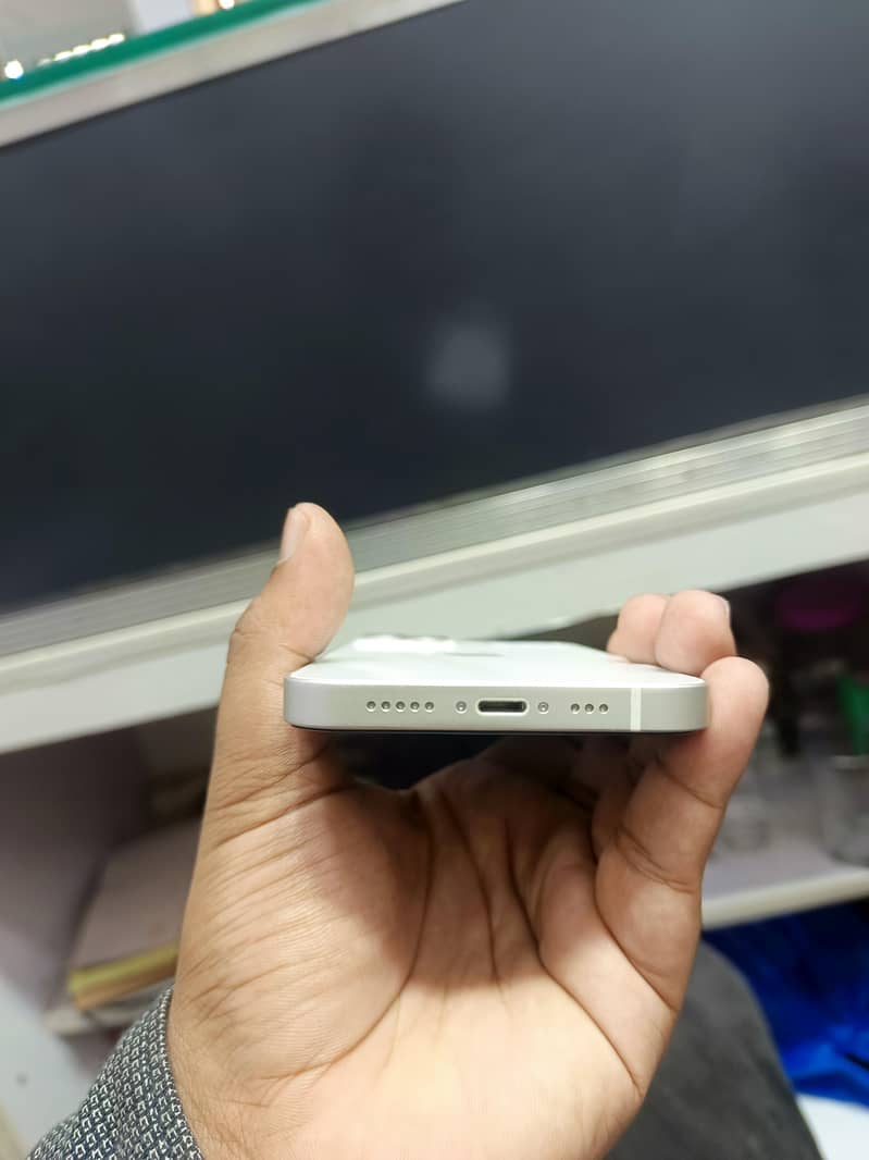 Apple iPhone 13 2