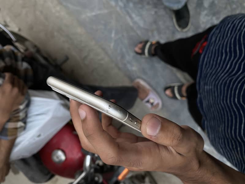 Apple iPhone 11 3